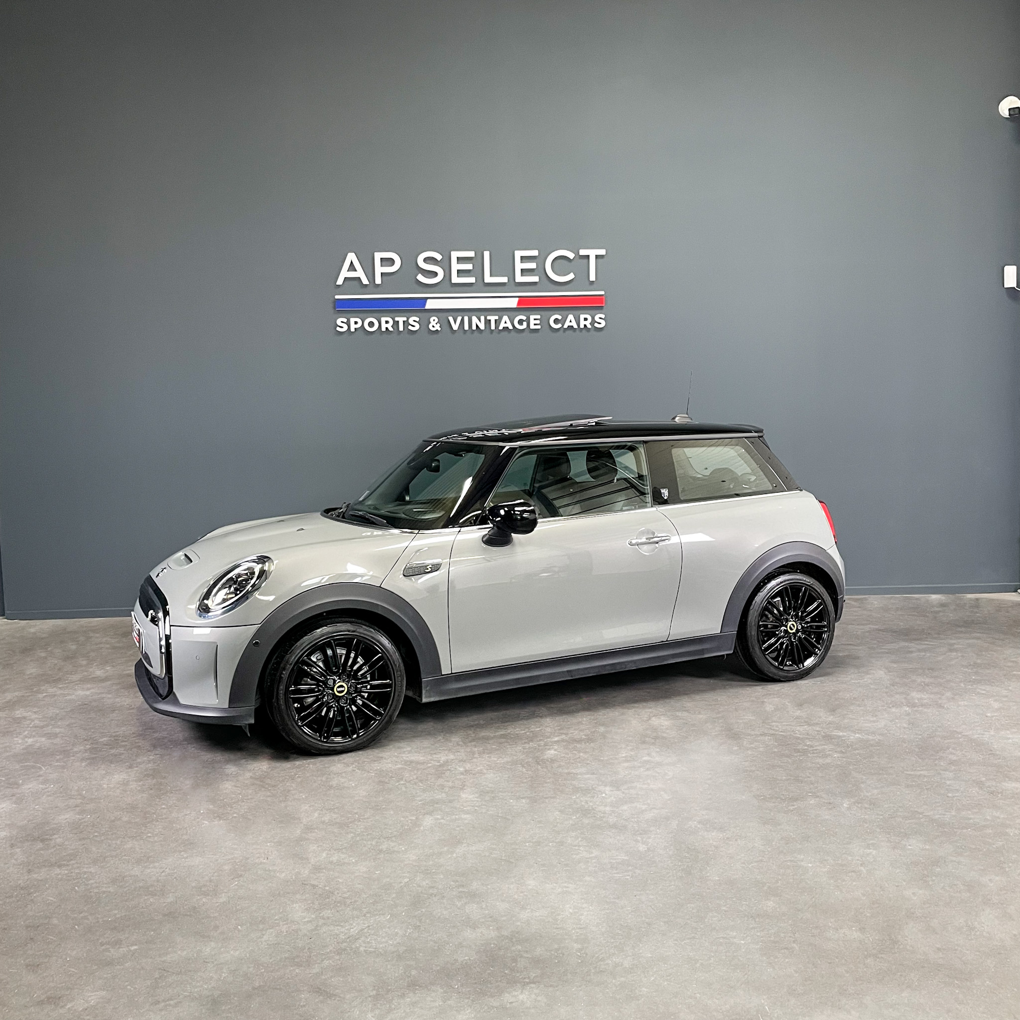 Photographie d'une MINI Cooper SE 184 YOURS vue de trois quarts face dans les locaux d'AP SELECT